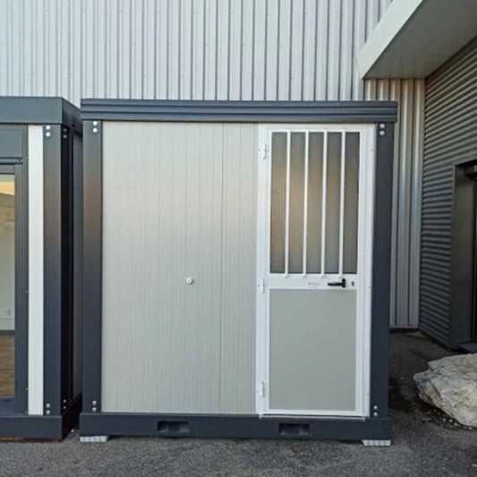 Nuevo bloque sanitario con inodoro, ducha, lavabo y urinario.